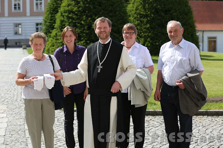 2014.05.21_15.47.48.jpg - Verwandte von Abt Bernhard Burgstaller zeigen seine "Reliquie".