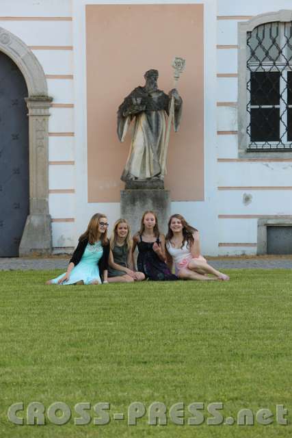 2014.05.21_18.45.51.jpg - Schülerinen des Stiftsgymnasiums vor dem hl. Benedikt.