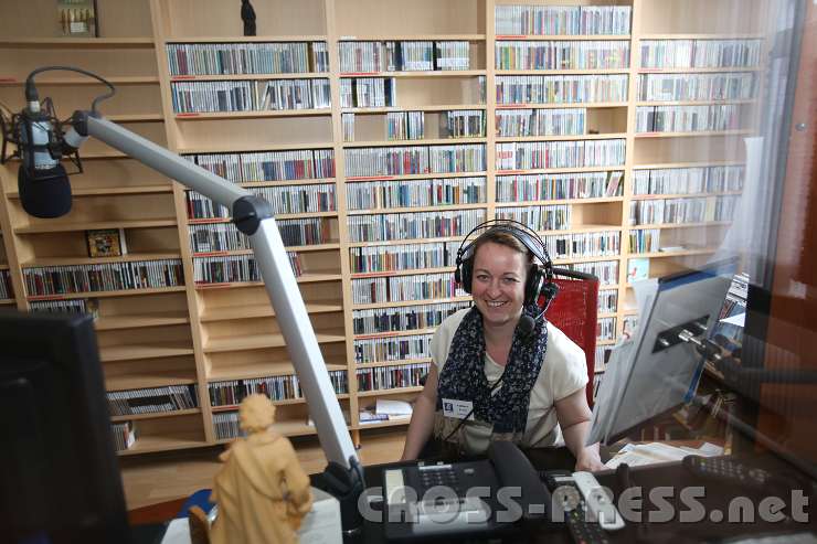 2014.05.23_17.22.20.jpg - Barbara Auer moderiert im Studio die "Lange Nacht der Kirchen" bei Radio Maria.