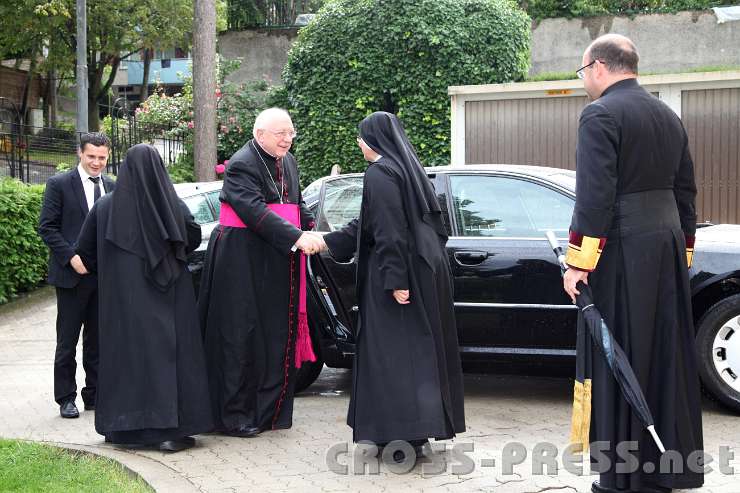 2014.06.25_16.41.41.jpg - Empfang Seiner Exzellenz Nuntius Peter Stephan Zurbriggen durch Mutter Generalpriorin und Mutter Priorin.