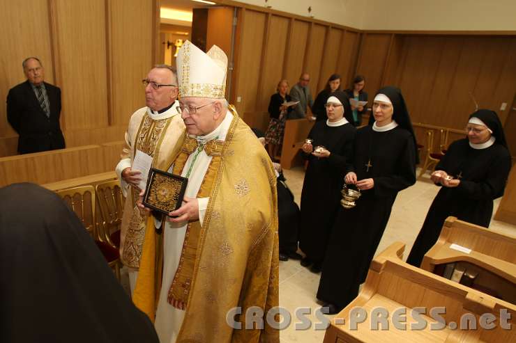 2014.06.25_17.23.32.jpg - Nuntius Zurbriggen trägt die Reliquie an ihren Platz.