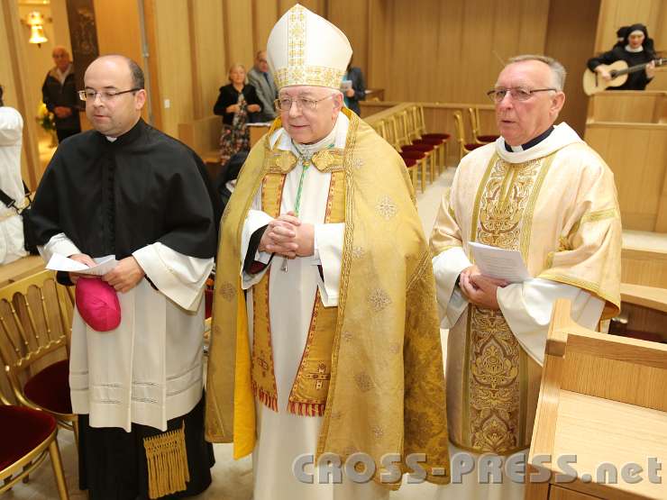 2014.06.25_17.26.02.jpg - Nuntius Zurbriggen mit Zeremoniär Dr. Tripp und Diakon Hold.