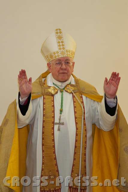 2014.06.25_17.38.24.jpg - Nuntius Zurbriggen erteilt den Pontifikalsegen.