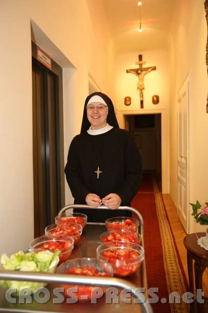 2014.06.25_17.54.27.jpg - Schwester Nathanaela serviert das Abendessen.
