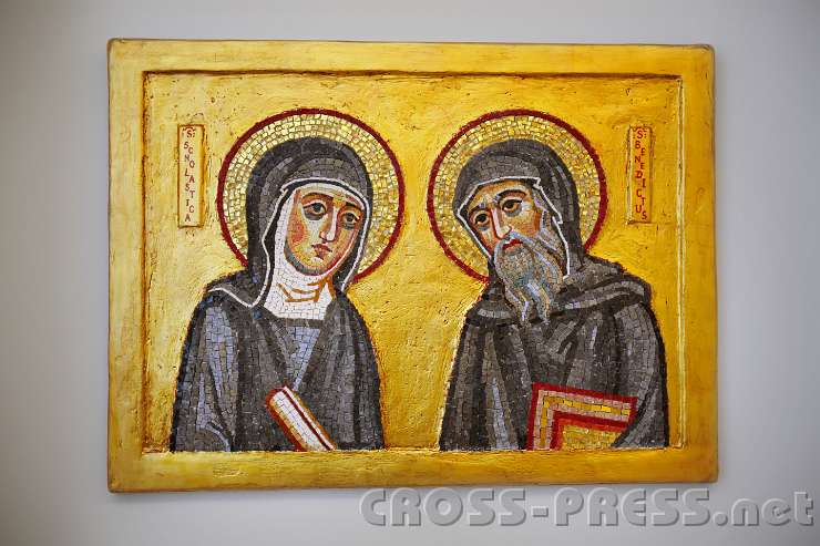 2014.06.25_18.36.19.jpg - Mosaik der heiligen Scholastika und ihres Bruders, des hl. Benedikt von Nursia.