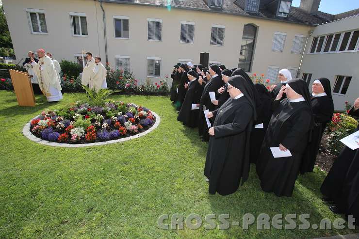 2014.06.26_09.36.04.jpg - Die Feiergemeinde und die ehrwürdigen Schwestern haben sich im Garten versammelt, wo Kardinal Schönborn alle begrüßt.