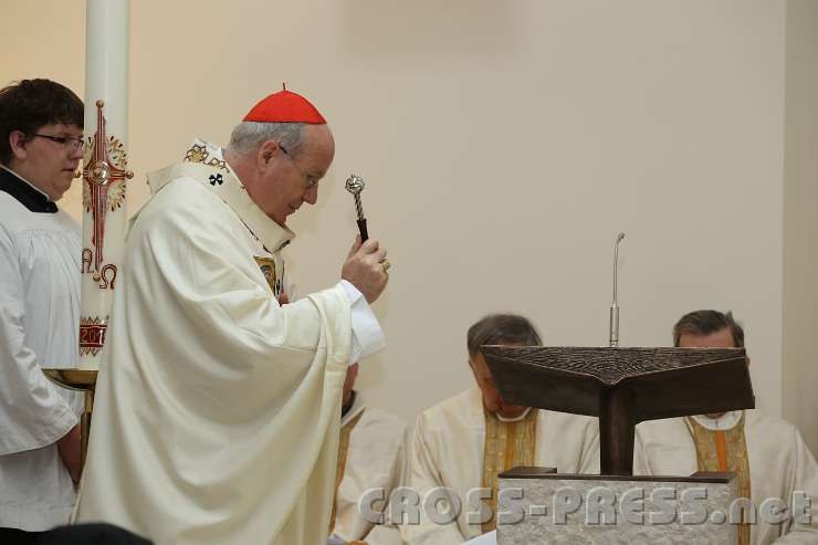 2014.06.26_09.56.39_01.jpg - Kardinal Christoph Schönborn bei der Segnung des Ambo.