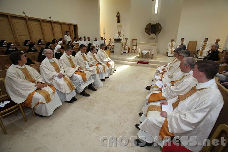 2014.06.26_10.18.24.jpg - Viele Priester waren gekommen, um mit den Schwestern zu feiern.