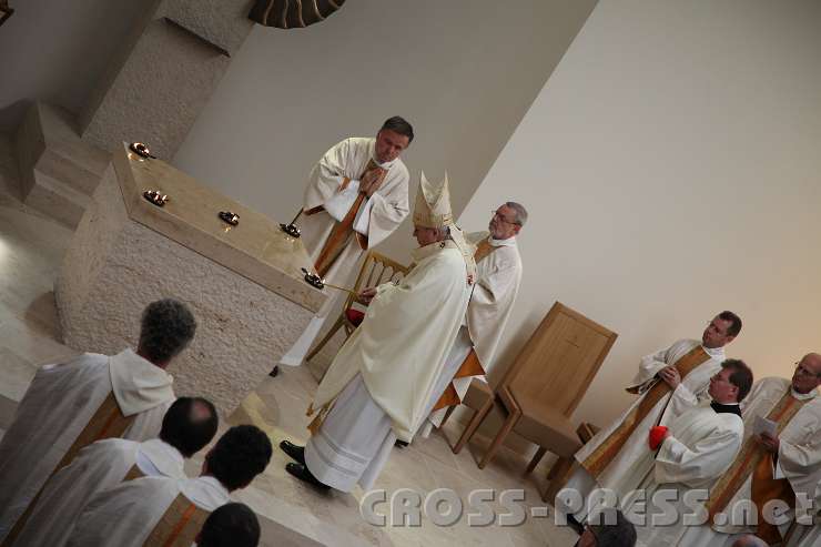 2014.06.26_10.48.53_01.jpg - Kardinal Schönborn entzündet die 5 Weihrauchkreuze auf dem Altar mit dem Feuer der Osterkerze.