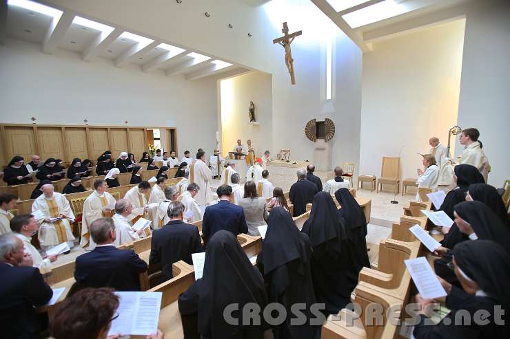 2014.06.26_10.52.43.jpg - Während der Kardinal und die Konzelebranten vor dem Altar knieen, wird das Heilig-Geist-Lied gesungen.