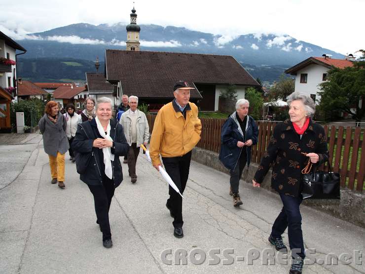 2014.09.13_15.12.30.jpg - Bewaffnet mit Regenschirmen und wetterfester Kleidung machen sich die Pilger auf den Weg: ganz vorne Adele Opitz von RM Innsbruck.