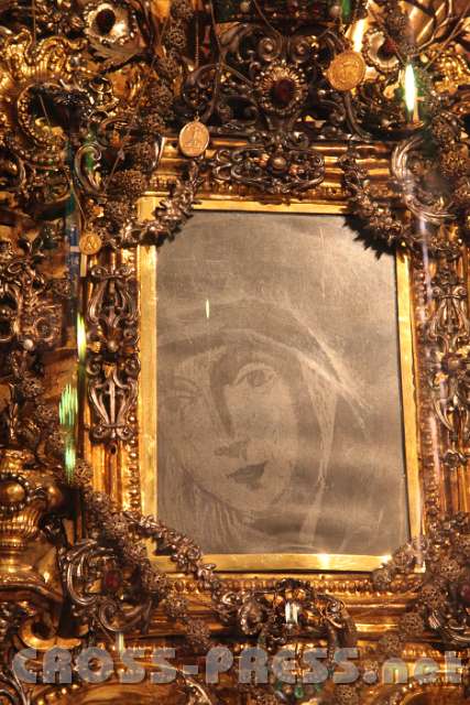 2014.09.13_19.02.32.jpg - Das Absamer Gnadenbild - das Gesicht der Gottesmutter, entstanden auf der Fensterscheibe eines Bauernhauses neben der Kirche.