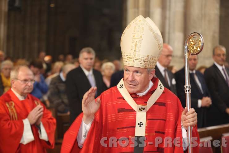 2014.09.14_16.15.05.jpg - Kardinal Schönborn segnet Teilnehmer beim Einzug.