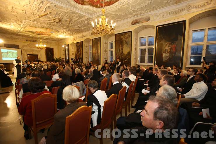 2014.11.14_16.38.26.jpg - P.Karl Wallner kündigt den Festvortrag an: "Lux mirabilis - wunderbares Licht. Die Bildfenster des Stiftes Heiligenkreuz".