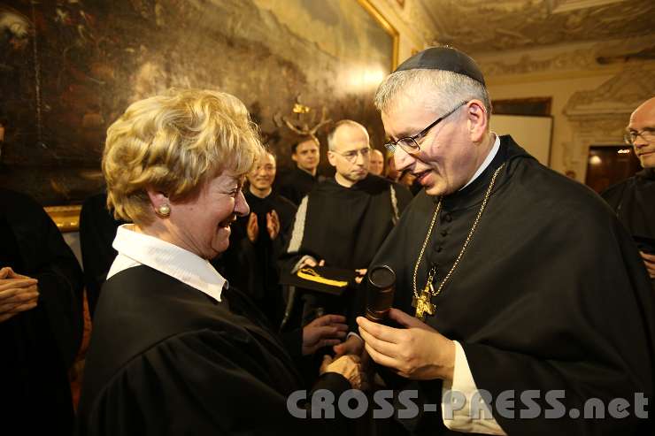 2014.11.14_17.37.01.jpg - Abt Maximilian nimmt als Magnus Cancellarius das Gelöbnis der Kandidaten entgegen ...