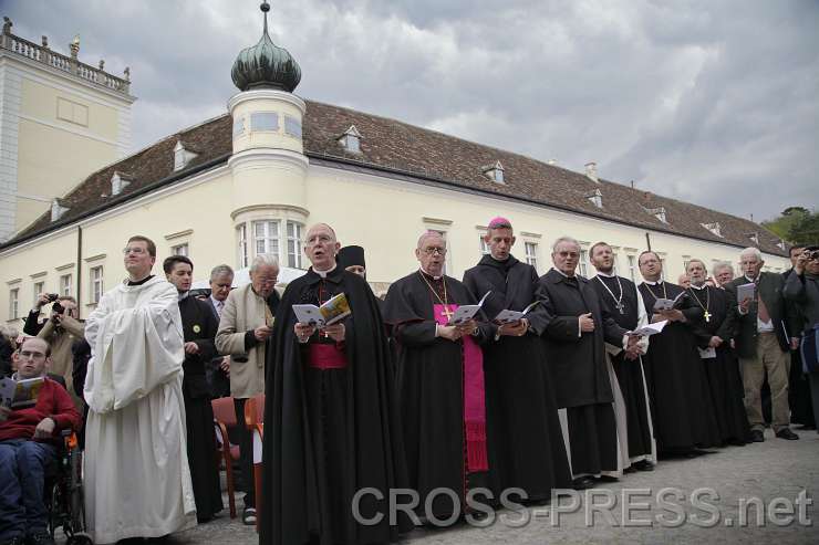 2015.04.30_17.24.09.JPG - Bischöfe und Äbte vor dem Erker, wo einst Papst Benedikt XVI. stand.