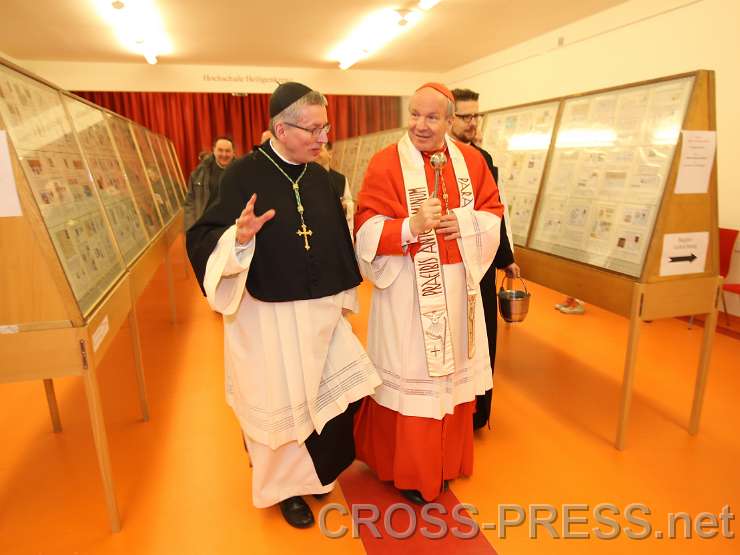 2015.04.30_18.18.13.JPG - In Begleitung von Abt Maximilian Heim ging Kardinal Schönborn segnend durch alle Räume der Hochschule.