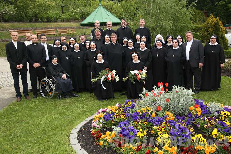 2015.05.03_12.13.30.JPG - Foto mit Priestern und Mitschwestern.