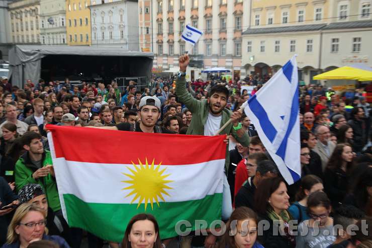 2015.05.25_19.11.40.JPG - Palästinensische und Isralische Flaggen. Glaube an Christus ist gleich Glaube an den Frieden, denn der Auferstandene ist ja DER Friede. :)