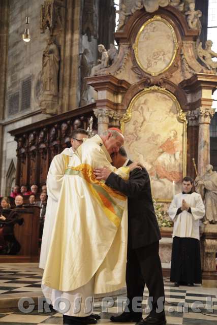 2015.09.26_16.08.27_02.jpg - Kardinal Schönborn umarmt Manuel Maan Baghdi.