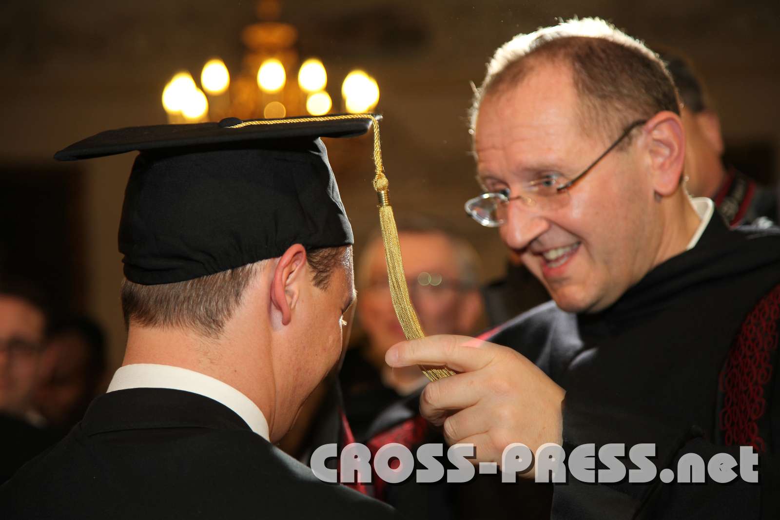 2015.11.14_16.37.09.JPG - Rektor P.Karl Wallner setzte jedem Diplomanten den akademischen Hut auf.
