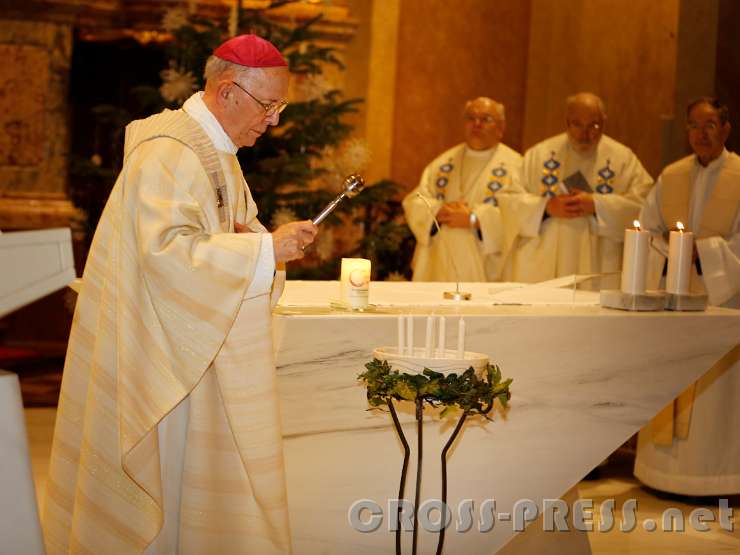 2016.01.29_18.17.14.JPG - Bischof Küng segnet die Kerzen für die Lichterprozession.