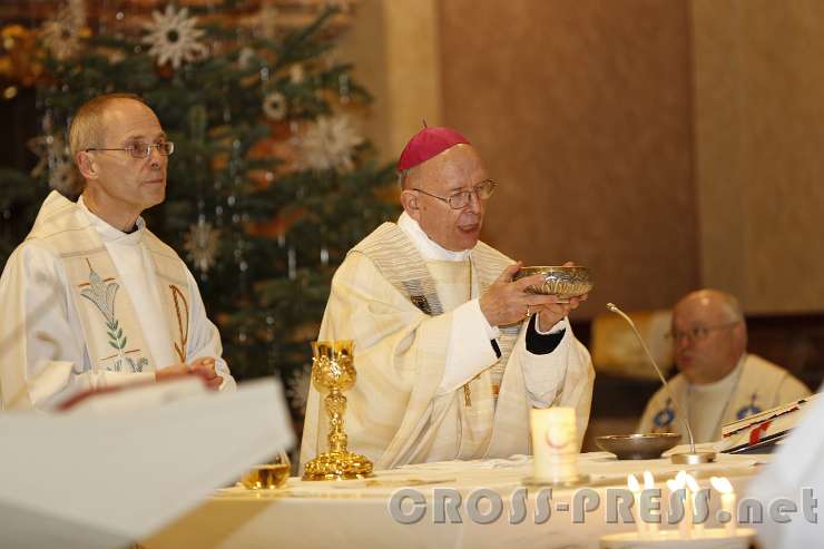 2016.01.29_19.07.51.JPG - Gabenbereitung, Gastgeber Pater Andreas Petith OMI mit Bischof Küng