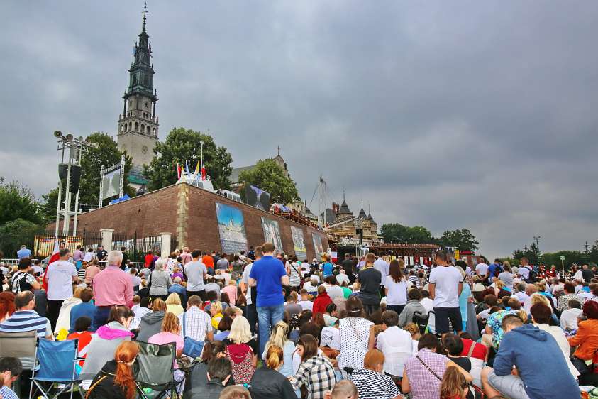 WeltJugendTag Krakau 2016 Alle warten auf den Beginn der hl. Messe - manche schon seit vielen Stunden.