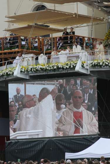 WeltJugendTag Krakau 2016 Papst Franziskus bei der Elevation.