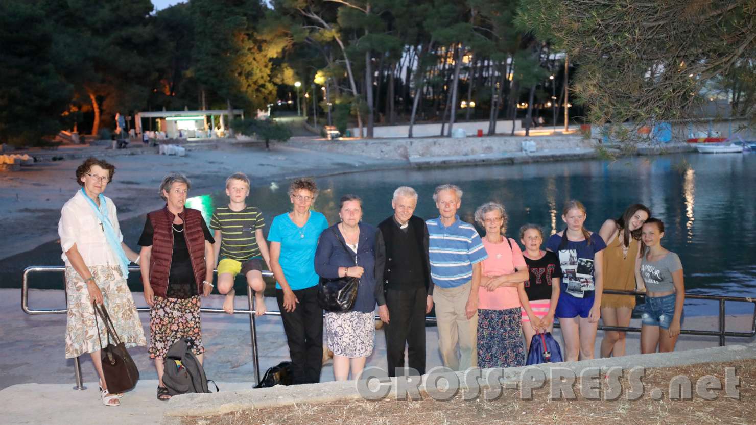 2017.06.17_21.22.49.jpg - Gruppenfoto in Mali Lošinj, Bucht von Čikat.