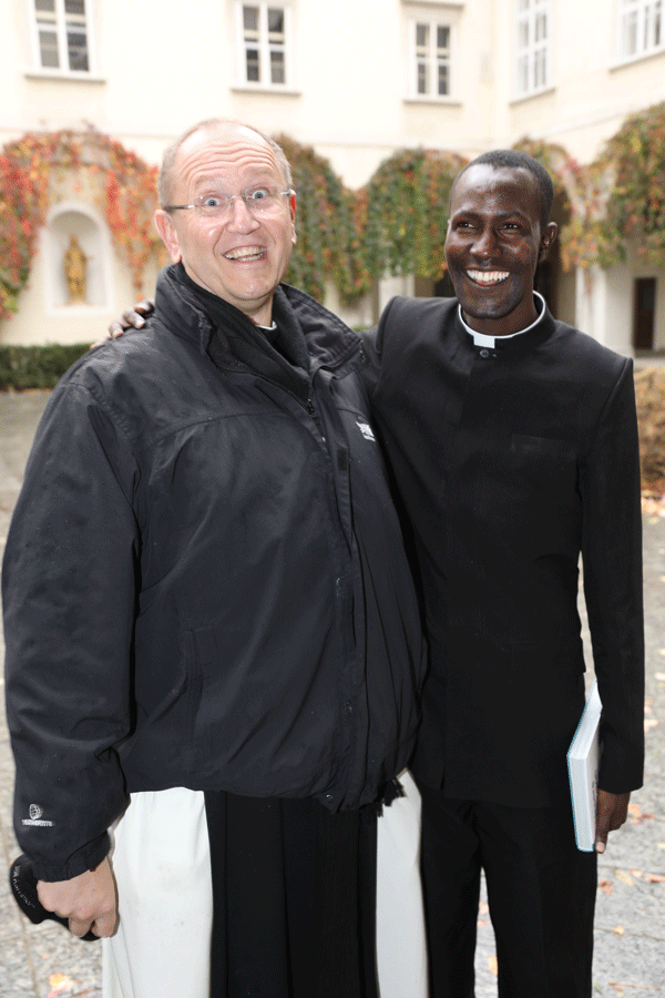 2017.10.22_12.27-28.gif - Der ohnehin riesige P.Karl muss sich auf die Zehenspitzen stellen, um gleich groß zu sein wie der Massai Fr.Imo Bassals.