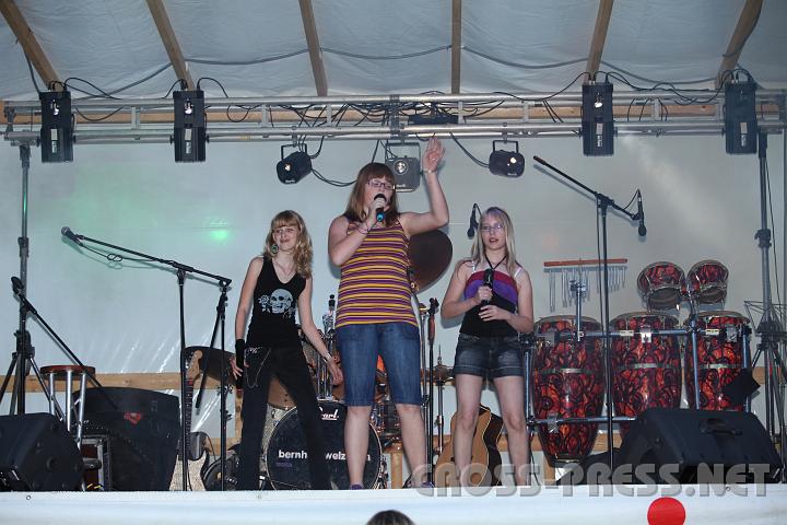 2009.07.04_21.01.05.jpg - Sabine Schweighuber, Corinna Matzenberger und Petra Stubauer mit einem Britney Spears-Song.
