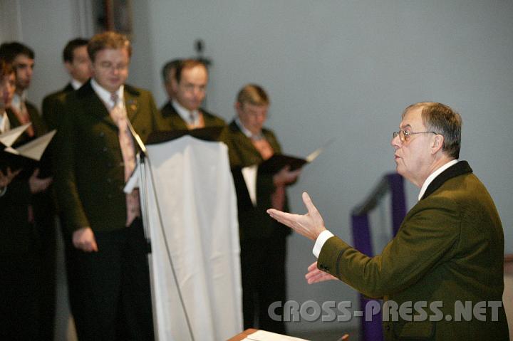 2008.12.13_16.19.27.JPG - Edgar Wolf dirigiert "seinen" Chor.