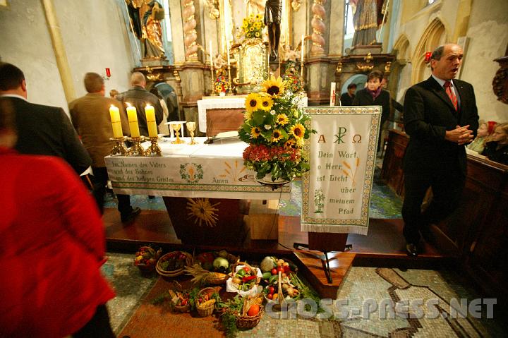 2008.09.21_09.55.13.JPG - Der "Opfergang" durch die Kirche, hinter dem Altar vorbei, ist eine Besonderheit zum Erntedankfest in Haidershofen.