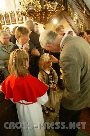 2008.09.21_10.34.24.JPG - Pfarrkirchenrat Johann Geiblinger spendet die Hl. Kommunion.