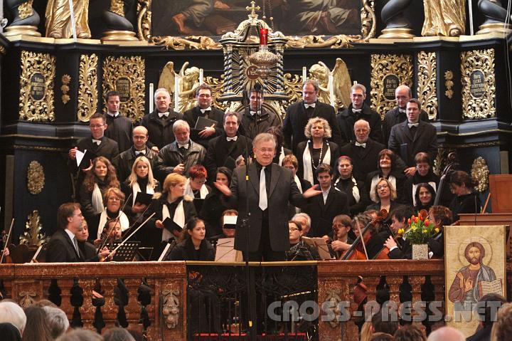 2009.03.22_17.10.02.jpg - Dirigent Anton Steingruber bedankt sich im Namen von Chor, Orchester und Solisten fr den begeisterten Applaus des beraus zahlreich erschienenen Publikums.