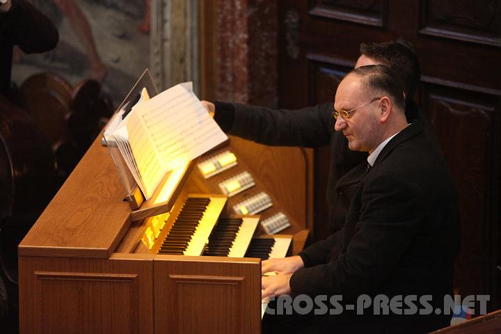 2010.12.19_16.23.10.jpg - An der Orgel: Anton Gansberger (Bild) und P.Florian Ehebruster.
