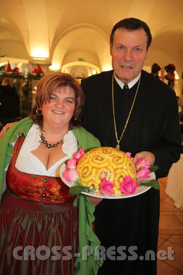 2011.12.10_13.23.12.jpg - Abt Berthold mit Stiftsköchin Monika Baureder, die diese "Rosen-Charlotte" gezaubert hat.