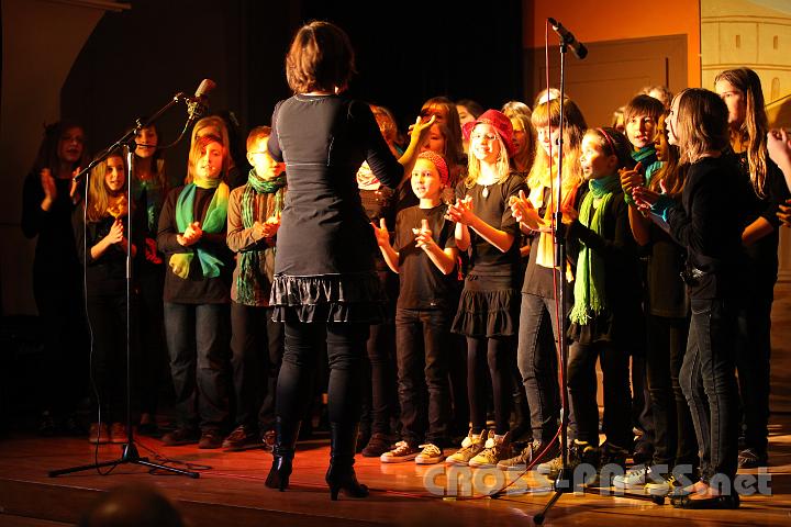 2012.03.16_20.42.04.jpg - Der Schulchor unter der Leitung von Prof. Manuela Weiss führte an diesem Abend sehr lebendige Gospelmusik auf.
