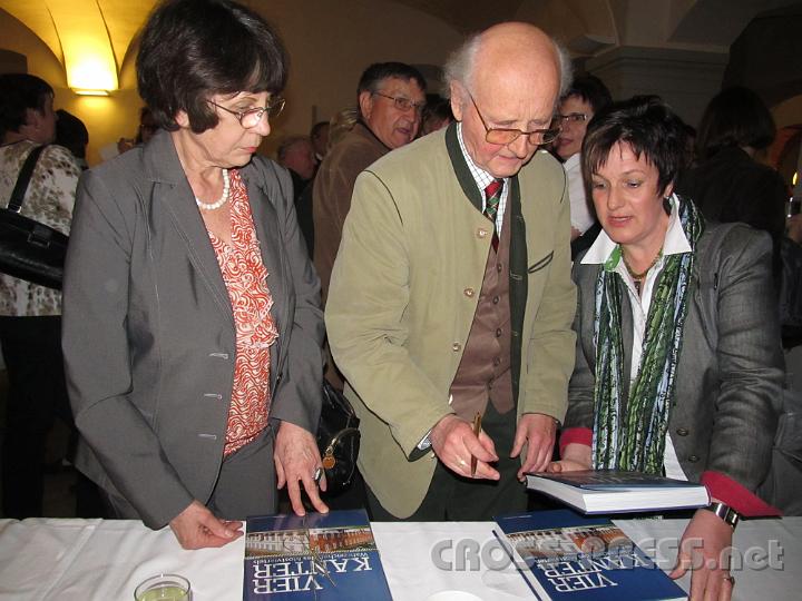 2012.03.23_21.54.24.jpg - Signierstunde: der Autor mit Gattin Mag. Ingrid Cerny, die wie er viele Jahre hindurch am Amstettner Gymnasium unterrichtete.