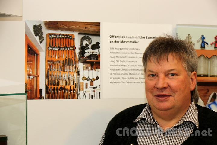 2012.05.23_12.19.12.jpg - Hans Freudenberger vom Nadlingerhof (Neustadtl) besuchte die Ausstellung und freute sich über die Bilder seiner Sammlung von alten bäuerlichen Gebrauchsgegenständen.