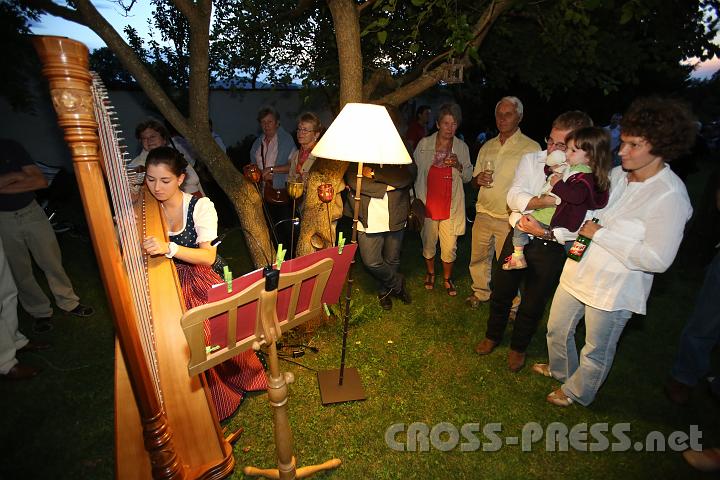 2012.08.02_21.00.19.jpg - Julia Reitbauer verzauberte die Besucher mit ihrer Harfe.