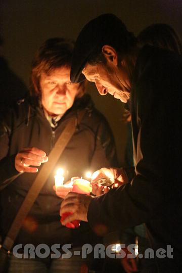 2012.10.25_20.11.08.jpg - Abt Berthold entzündet Kerzen für die Gräber seiner verstorbenen Mitbrüder.