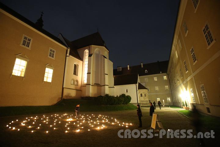 2012.10.25_20.24.47.jpg - Das "Lichtlabyrinth" vor der Ritterkapelle.