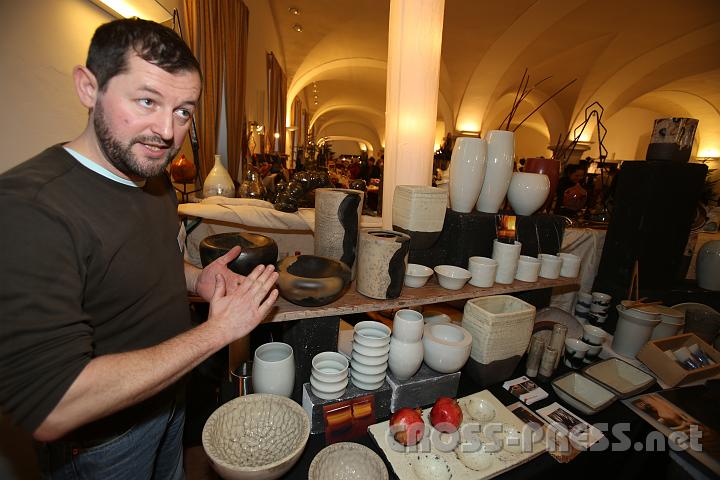 2012.12.14_15.31.00_01.jpg - Josef Wieser - der Naturlehmkeramiker - erklärt die Einzigartigkeit der EMAQU-Keramik.