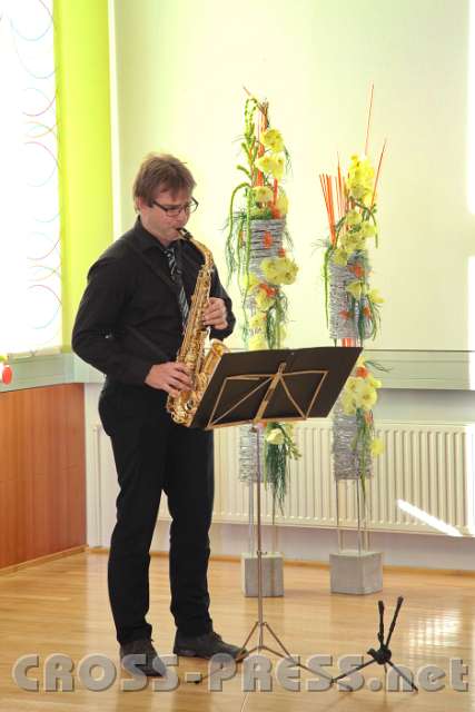 2014.09.28_16.20.58.jpg - Andreas Weiss trug  mit seinem Saxofon musikalisch zum Gelingen des Herbstfestes bei.