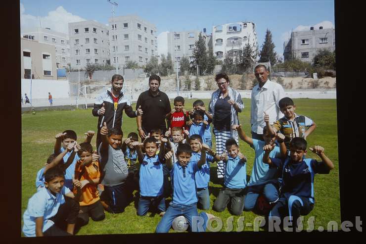 2015.12.15_20.37.10.JPG - Das einzige Fußballfeld in Gaza, gleich neben dem Flüchtlingsviertel, wurde vom Projekt Kinderfußball in Gaza mit Unterstützung aus Deutschland eingerichtet.