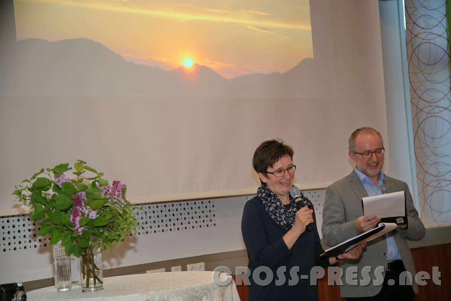 2017.05.04_20.09.59.jpg - Lucia und Johannes Deinhofer lesen den "Sonnengesang" des hl. Franz von Assisi: "Laudato si, mi Signore, ...!".