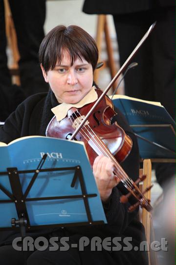 2011.04.10_17.46.56.jpg - Elzbieta Sajka an der Viola ist künstlerische Leiterin und Gründerin des "Pandolfis Consort Wien".