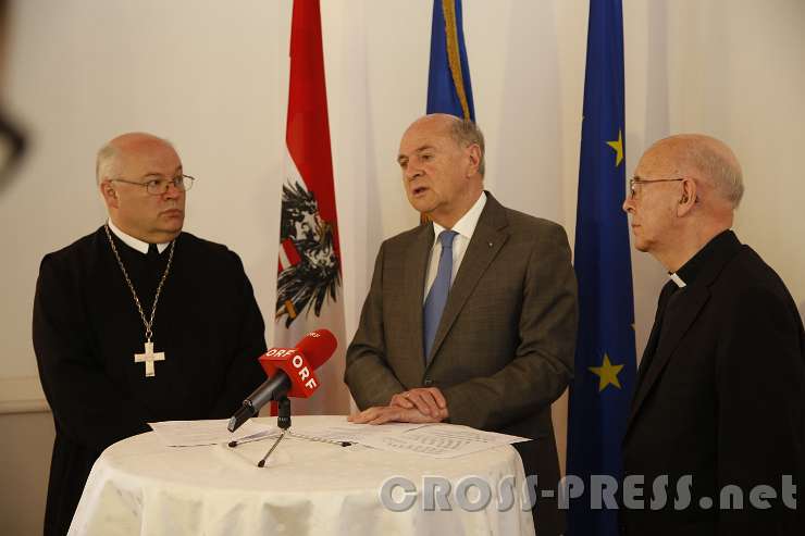 2016.04.13_11.06.42.JPG - Abt Petrus Pilsinger, Landeshauptmann Erwin Pröll und Diözesanbischof Klaus Küng bei der Pressekonferenz.